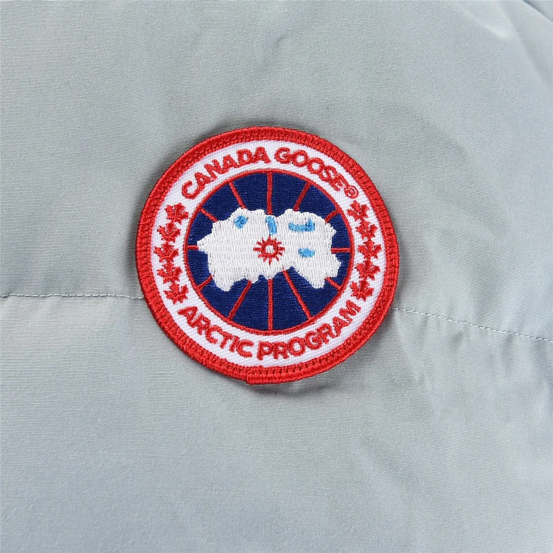 P880 High-end CANADA. GOOSE/Canada Goose Merritt mid-length women's parka down jacket. The top original replica version refers to the highest version in China (there is no one). The products produced by S factory must be high-quality (feel free to compare, if there are better products than mine, you can buy the clothes for free) 1⃣️Top replica: Made of 18-count polyester-cotton blended fabric imported from South Korea (genuine synchronous fabric), national standard 90 Guangdong Inspection white duck down, top original goose analysis We use custom-dyed embroidery thread to truly achieve a 100% reproduction of the trademark, ensuring that the embroidery thread is exactly the same as ZP, with zero color difference and full map letters, and 100% true to version reproduction! (We can guarantee that no one in our industry is more attentive and professional than us!) Analysis 3 (fabric): As we all know, the Canada Goose ZP fabric in previous years was a 21-count polyester-cotton washed, calendered and brushed fabric that was relatively hard. Last year and this year, dozens of authentic products purchased were all made of 18-count pure cotton fabrics, and we finally decided to use 18-count polyester cotton! (ZP synchronized fabric) Analysis 4 (Accessories): Domestic exclusive version of Velcro, one to one Y-shaped double hook original Velcro, YKK zipper, exclusive original workmanship of washed threaded down jacket!